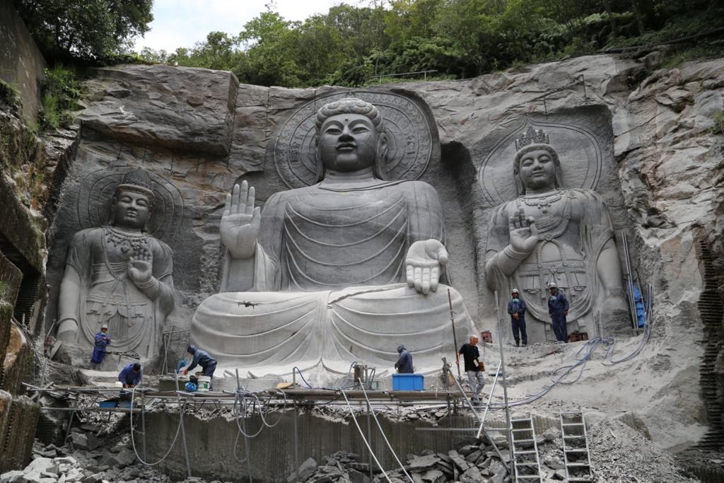 ढुंगा–ढुंगामा कोरिँदै मूर्तिकला