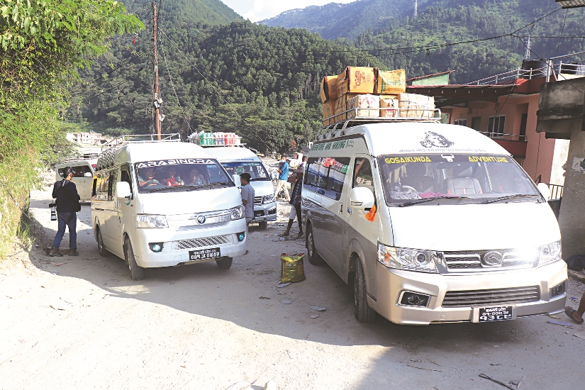 यात्रु पर्खिदै माइक्रोबस