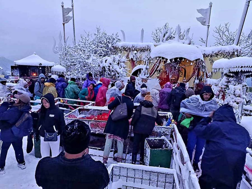 सेताम्मे पाथीभरा मन्दिरमा भक्तजन