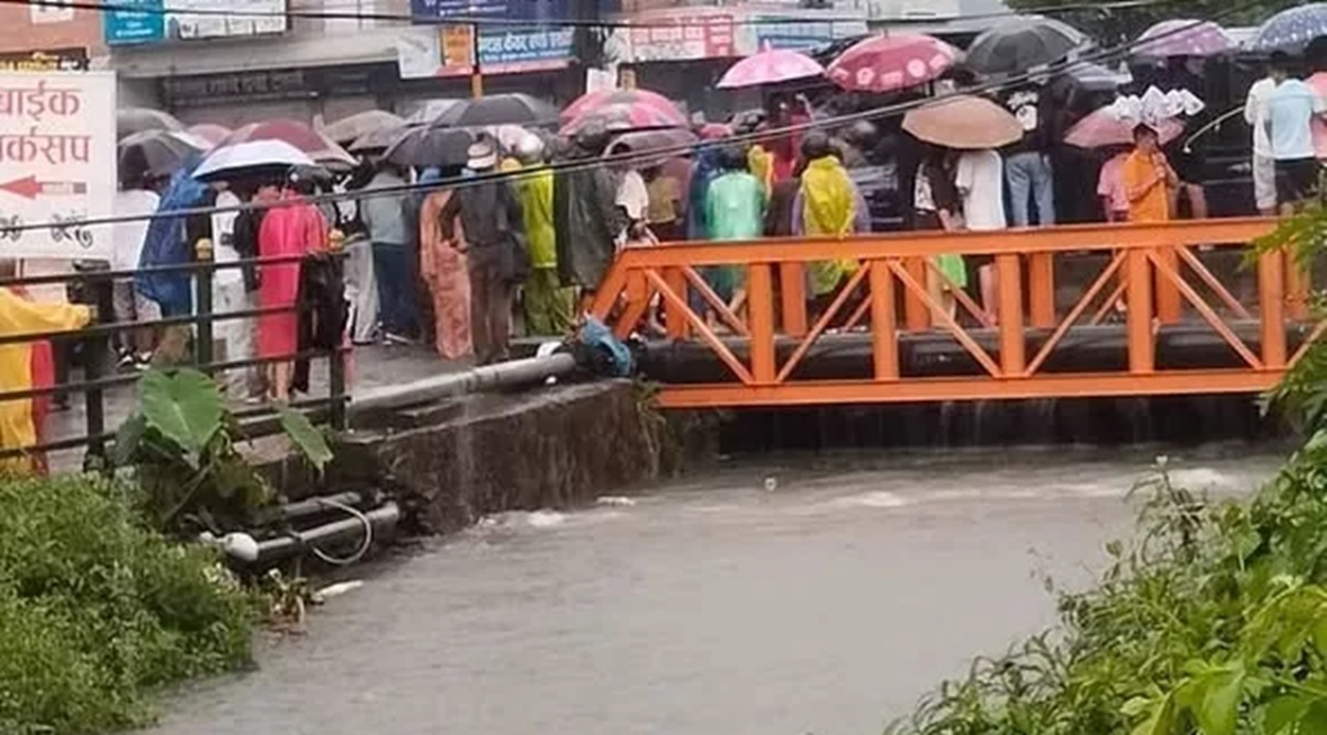 सडकमा आएको भेलले बगाउँदा आमाछोरीको मृत्यु