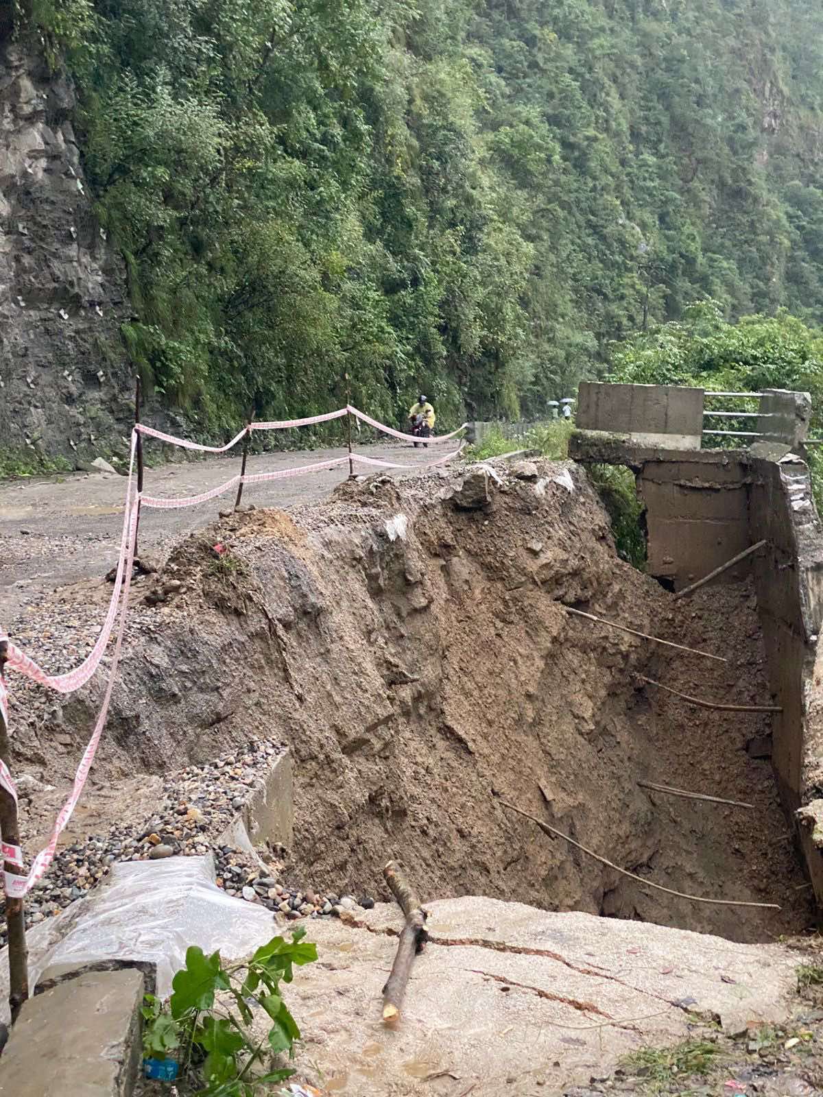 पृथ्वीराजमार्गको आँबुखैरेनीमा सडक भासियो