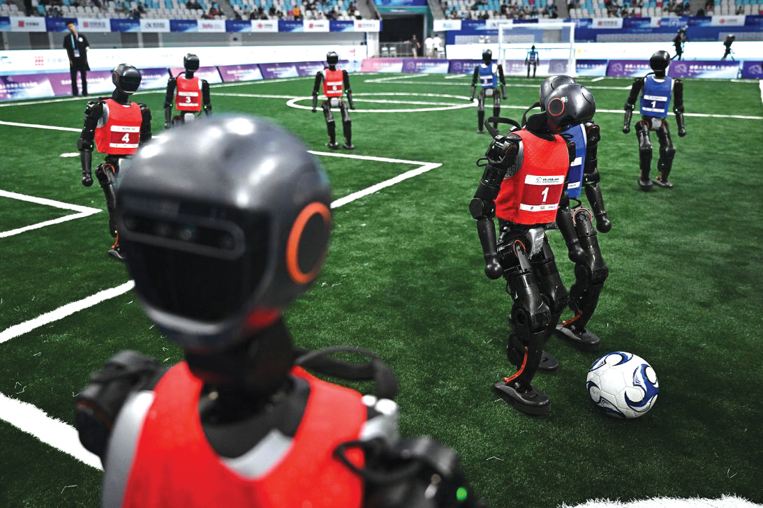 रोबोटले खेल्न थाले फुटबल